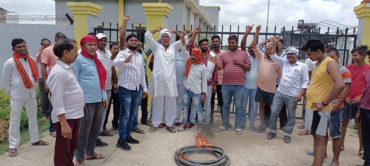 अघोषित विद्युत कटौती से परेशान ग्रामीणों ने किया आंदोलन, पुलिस के हिरासत में आन्दोलनकारी