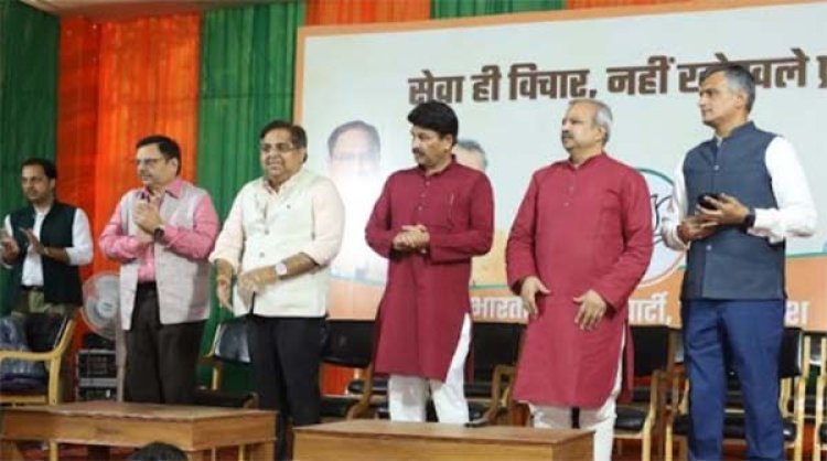 दिल्ली भाजपा अध्यक्ष आदेश गुप्ता ने सांसद मनोज तिवारी द्वारा गाया नगर निगम चुनाव 2022 का पार्टी थीम सॉंग लॉन्च किया